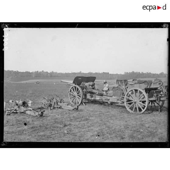 Courcelles (Aisne). Pièces de campagne et canons lourds capturés. [légende d'origine]