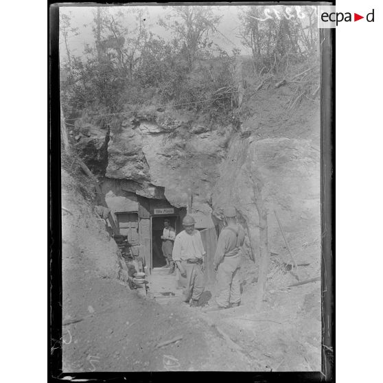 Chavonne (Aisne). Poste téléphonique dans une carrière. [légende d'origine]