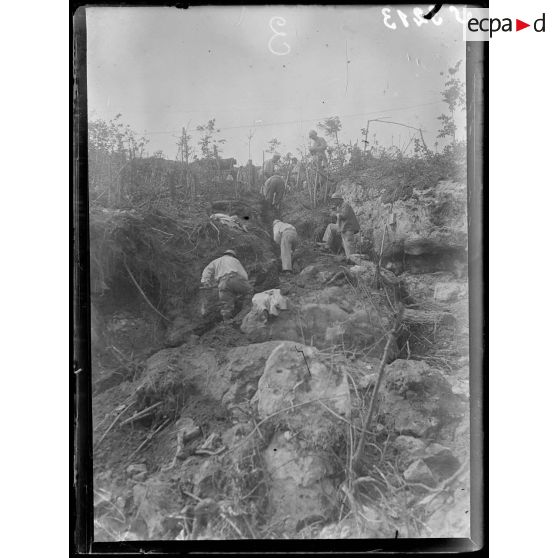 Chavonne (Aisne). Construction d'un boyau pour l'établissement de lignes téléphoniques. [légende d'origine]