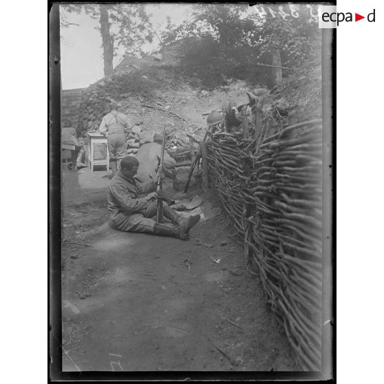 Ravin des Grinons (Aisne). Anciennes cagnas allemandes occupées par nos troupes. [légende d'origine]