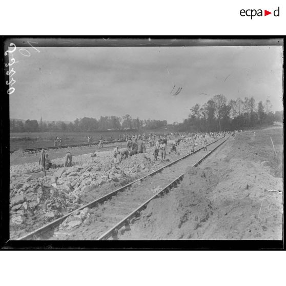 Entre Condé et Vailly (Aisne). Construction d'un chemin de fer à voie normale : préparation de la voie. [légende d'origine]