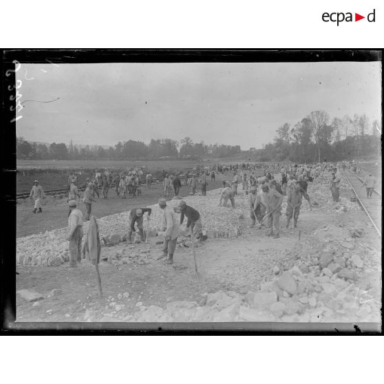 Entre Condé et Vailly (Aisne). Construction d'un chemin de fer à voie normale : préparation de la voie. [légende d'origine]