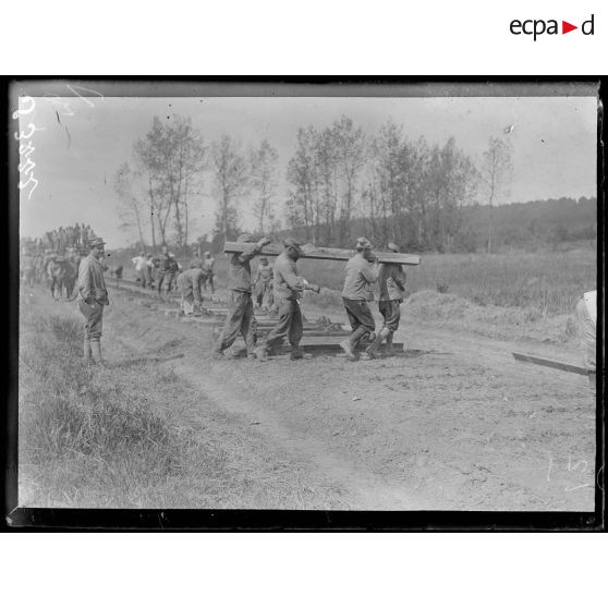 Entre Condé et Vailly (Aisne). Pose de traverses sur un chemin de fer en construction. [légende d'origine]