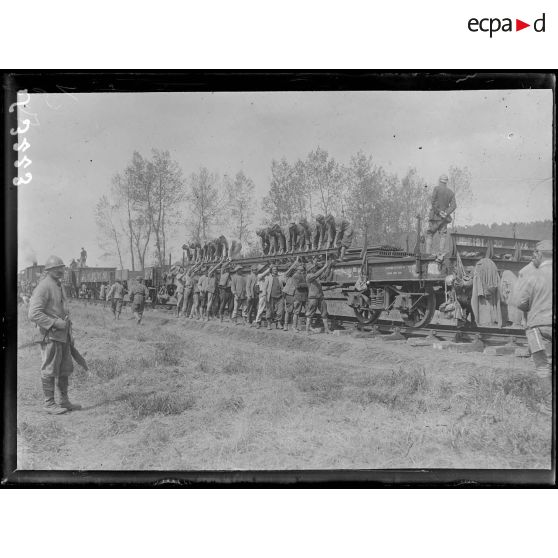 Entre Condé et Vailly (Aisne). Construction d'un chemin de fer à voie normale, le transport des voies. [légende d'origine]