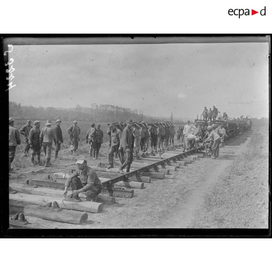 Entre Condé et Vailly (Aisne). Construction d'un chemin de fer à voie normale, le transport des voies. [légende d'origine]