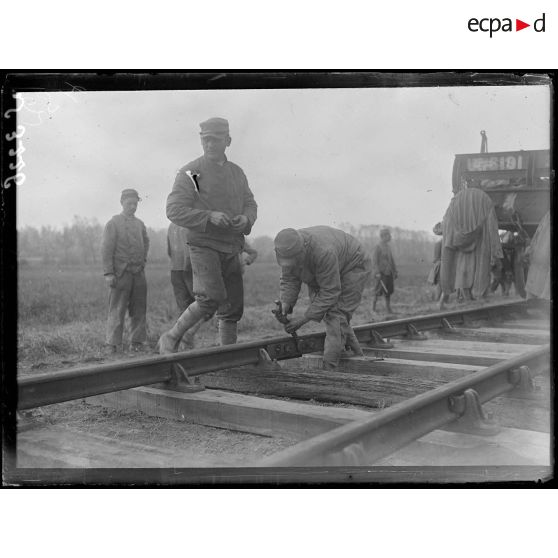 Entre Condé et Vailly (Aisne). Chemin de fer à voie normale : pose des boulons. [légende d'origine]