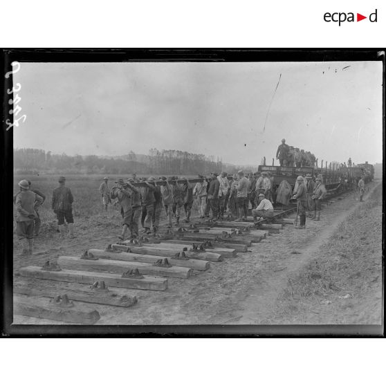 Entre Condé et Vailly (Aisne). Construction d'une voie normale, transport des rails. [légende d'origine]