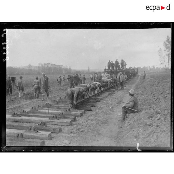 Entre Condé et Vailly (Aisne). Construction d'une voie normale : la pose des voies. [légende d'origine]