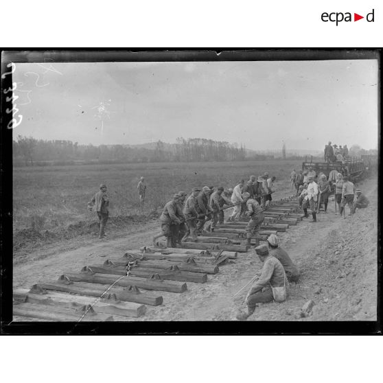 Entre Condé et Vailly (Aisne). Construction d'une voie normale : la pose des voies. [légende d'origine]