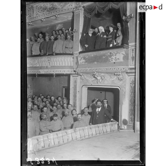 Soissons. Le théâtre aux armées. M. L. Bourgeois, général Maistre, M. Dalimier, M. Noté, de l'opéra, madame Canton-Bacara, infirmière et madame Andrieu, sous-préfète de Soissons. [légende d'origine]