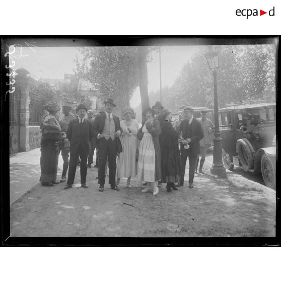 Soissons. Le théâtre aux armées. Le départ de la troupe pour une représentation. [légende d'origine]