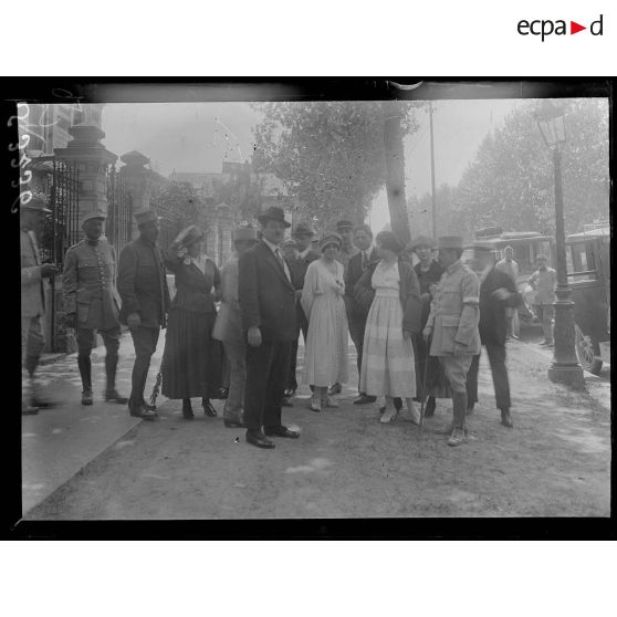 Soissons. Le théâtre aux armées. Le départ de la troupe pour une représentation. [légende d'origine]