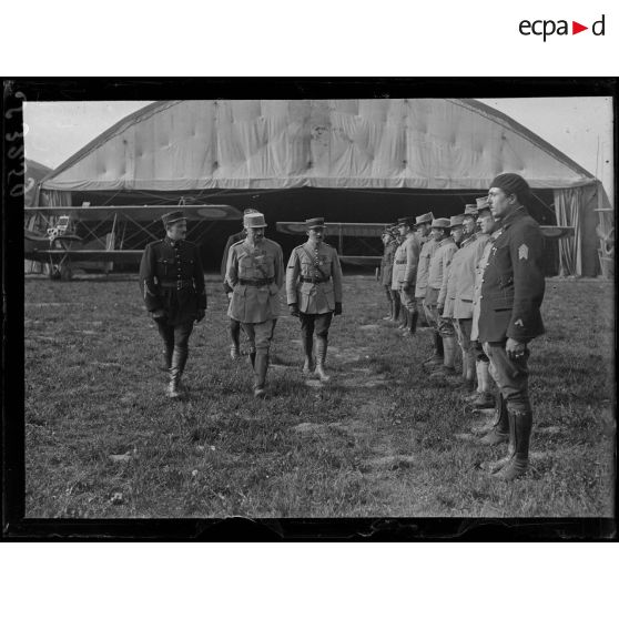 Chaudun (Aisne). Camp d'aviation. Inspection du général Maistre commandant la 6e armée. [légende d'origine]