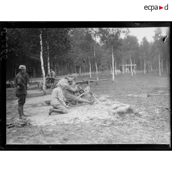 La Fère-en-Tardenois (Aisne). Mitrailleuses Hotchkiss 1914 sur affût de Saint-Etienne. [légende d'origine]