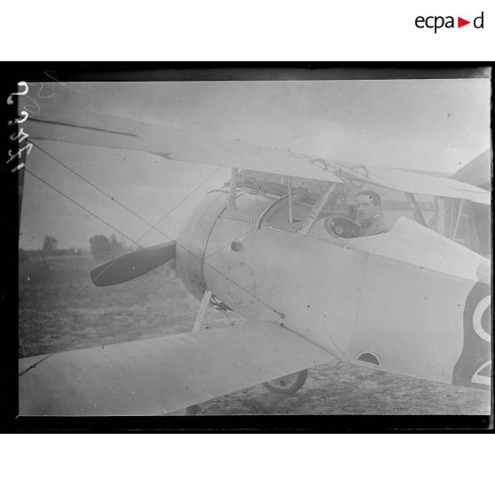 Chaudun (Aisne). Champ d'aviation de la 6e armée. Le lieutenant Lavidalie. [légende d'origine]