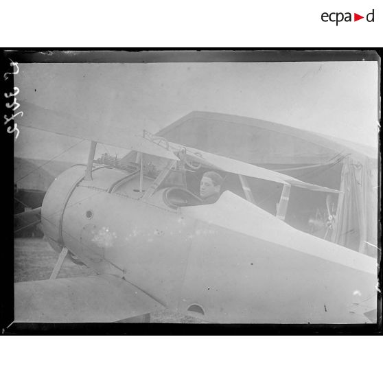 Chaudun (Aisne). Champ d'aviation de la 6e armée. Le lieutenant de Charant. [légende d'origine]