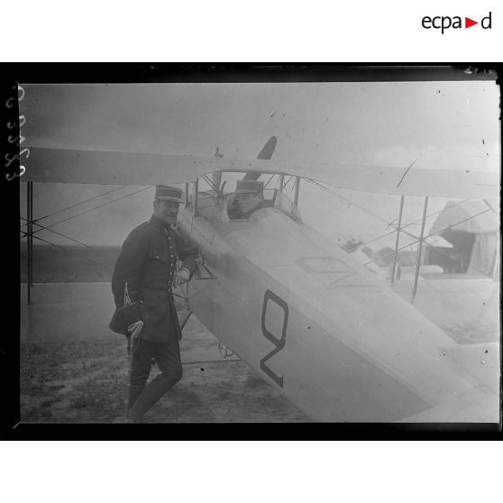 Chaudun (Aisne). Champ d'aviation de la 6e armée, le lieutenant de Sevin (dans l'appareil) et le lieutenant de Villeneuve. [légende d'origine]