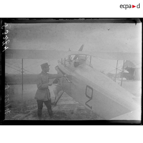 Chaudun (Aisne). Champ d'aviation de la 6e armée. Le maréchal des Logis Maraval. [légende d'origine]