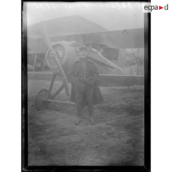 Chaudun (Aisne). Champ d'aviation de la 6e armée. Capitaine Gourlez, aviateur. [légende d'origine]