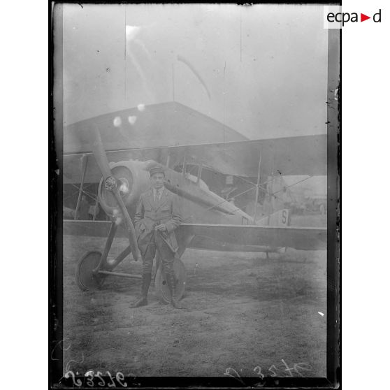 Chaudun (Aisne). Champ d'aviation de la 6e armée. Lieutenant Malterre. [légende d'origine]