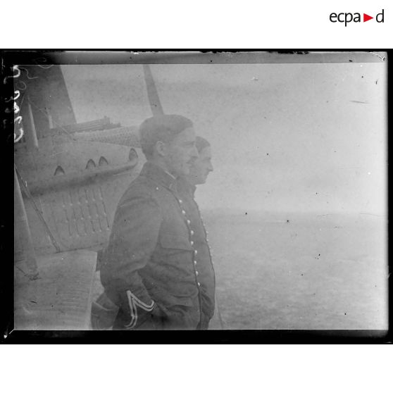 Chaudun (Aisne). Champ d'aviation de la 6e armée. Lieutenants Maurice et Louis Séjourné. [légende d'origine]