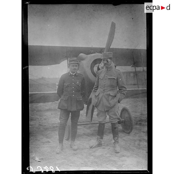 Chaudun (Aisne). Champ d'aviation de la 6e armée. Commandant Pouderoux et capitaine Lamy. [légende d'origine]