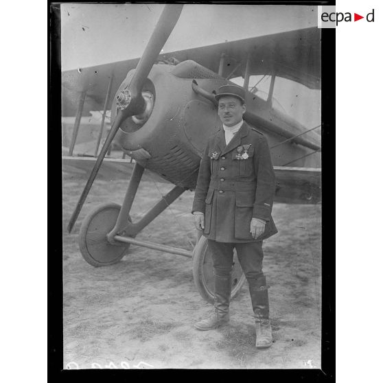 Chaudun (Aisne). Champ d'aviation de la 6e armée. Adjudant Borde, aviateur. [légende d'origine]