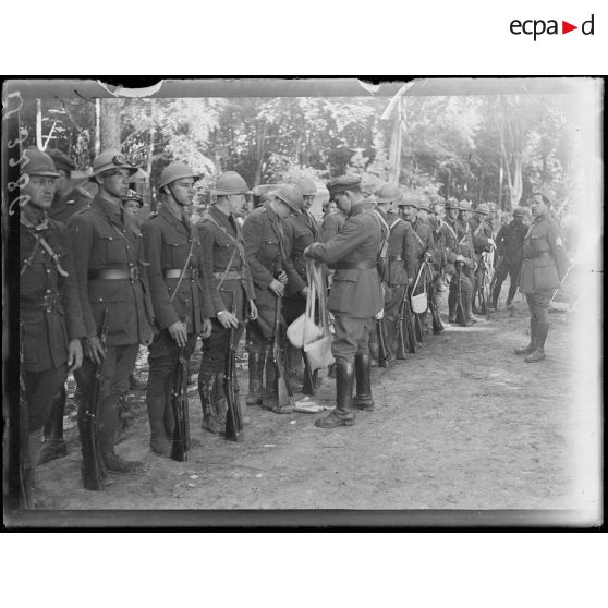 Camp américain de Dommiers (Aisne). Distribution de masques contre les gaz. [légende d'origine]