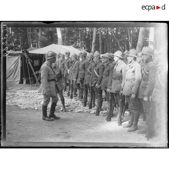 Camp américain de Dommiers (Aisne). La revue avant le départ. [légende d'origine]