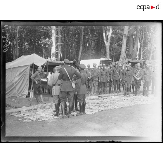 Camp américain de Dommiers (Aisne). La revue avant le départ. [légende d'origine]