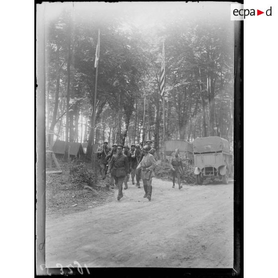 Camp américain de Dommiers (Aisne). Départ d'un détachement. [légende d'origine]