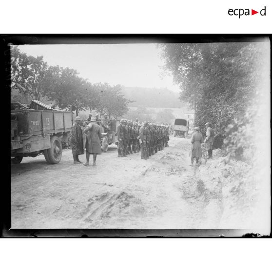 Jouaignes (Aisne). Camp américain n° 8. Arrivée d'un détachement. [légende d'origine]