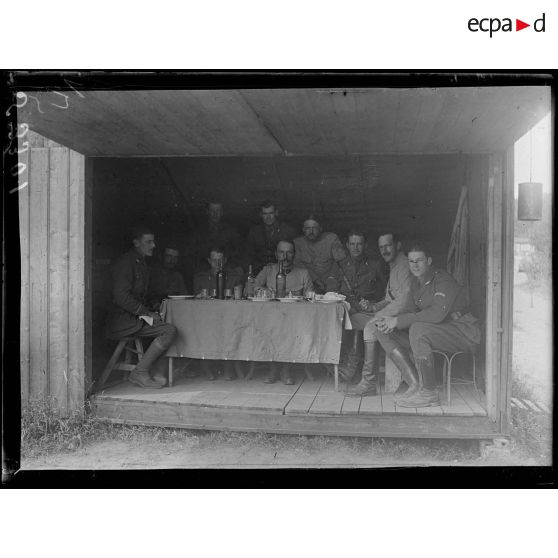 Jouaignes (Aisne). Camp américain n° 8. Repas franco-américain. [légende d'origine]