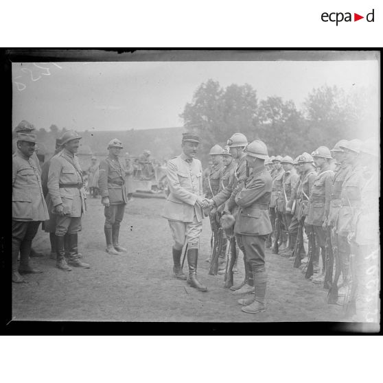 Jouaignes (Aisne). Camp américain n° 8. Arrivée d'un détachement pour le transport des munitions. [légende d'origine]