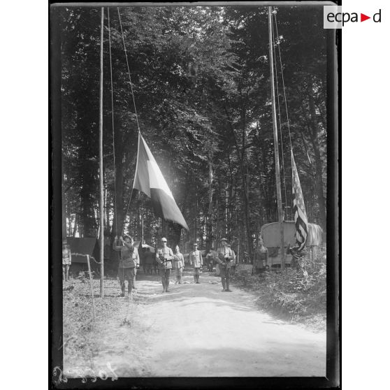 Camp américain de Dommiers (Aisne). Le salut au drapeau. [légende d'origine]