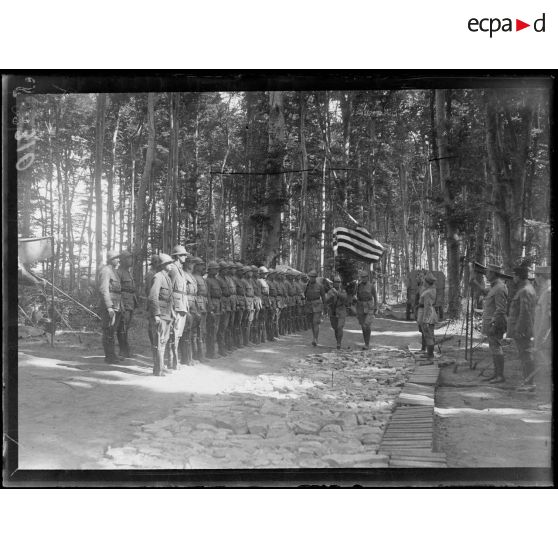 Camp américain de Dommiers (Aisne). Le drapeau. [légende d'origine]