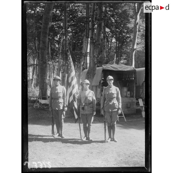 Camp américain de Dommiers (Aisne). Le drapeau. [légende d'origine]