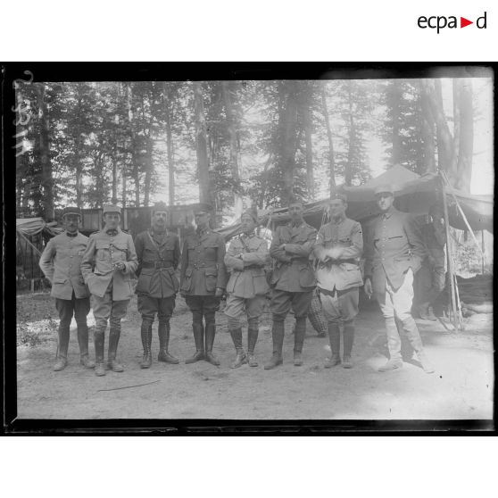 Camp américain de Dommiers (Aisne). Officiers français et américains. [légende d'origine]