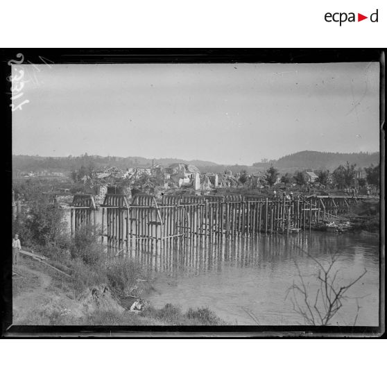 Vailly (Aisne). Construction du pont. [légende d'origine]