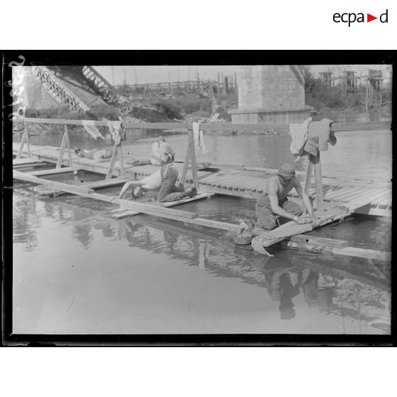 Vailly (Aisne). Pont de radeau et soldats à la lessive. [légende d'origine]