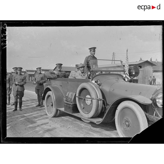 Le Bourget. Arrivée du général Pershing au camp d'aviation. [légende d'origine]