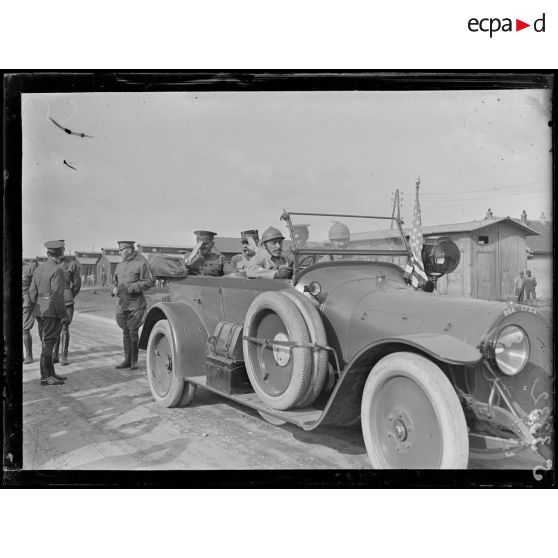 Le Bourget. Arrivée du général Pershing au camp d'aviation. [légende d'origine]