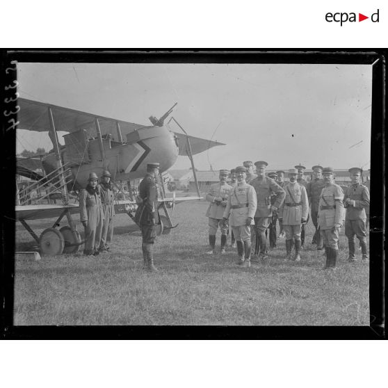 Le Bourget. Visite du général Pershing au camp d'aviation. [légende d'origine]