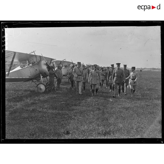 Le Bourget. Le général Pershing passe en revue les aviateurs. [légende d'origine]