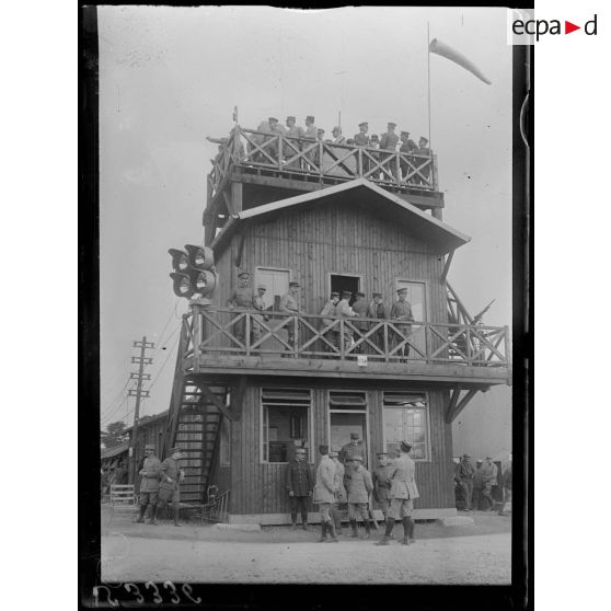 Le Bourget. Le général Pershing et les officiers à l'observatoire. [légende d'origine]