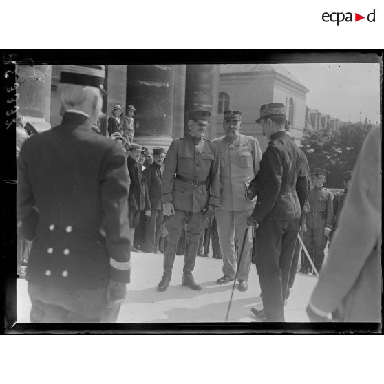 Paris. Le général Pershing aux Invalides. [légende d'origine]