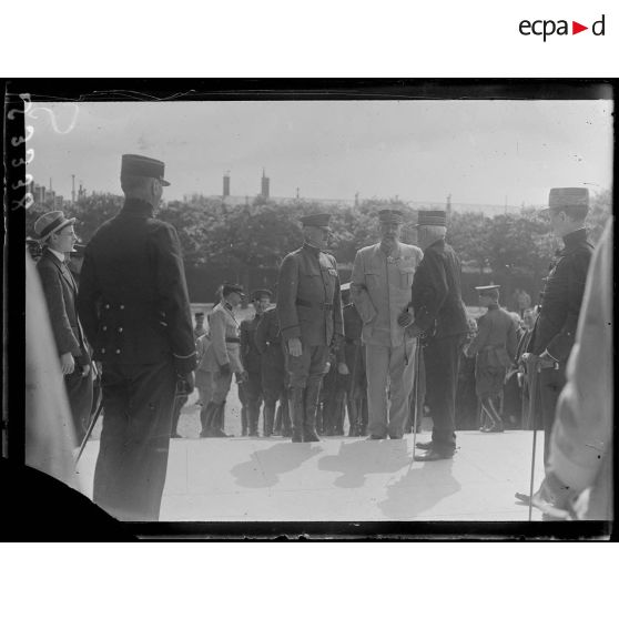 Paris. Le général Pershing visite les Invalides. [légende d'origine]