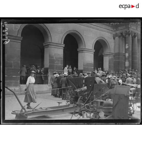 Paris. Cour des Invalides. Le général Pershing devant les trophées. [légende d'origine]