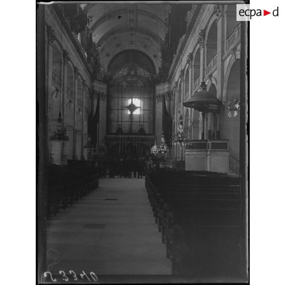 Paris. Chapelle des Invalides. Visite du général Pershing. [légende d'origine]