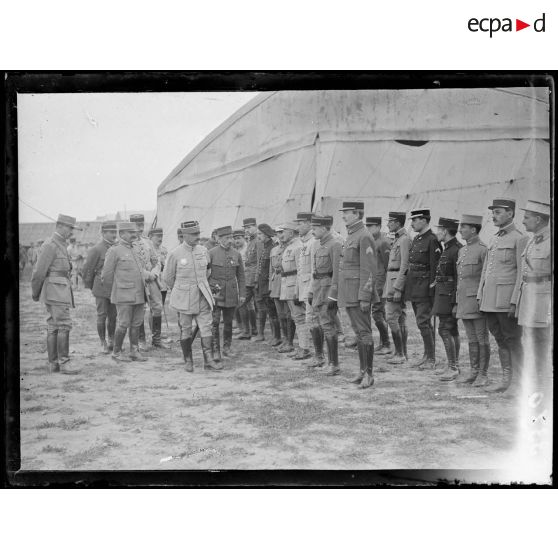 Bonne Maison (Aisne). Remise de décorations aux aviateurs par le général Franchet d'Esperey. [légende d'origine]